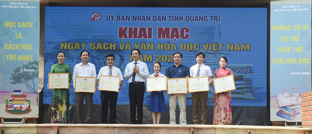 UBND tỉnh khen thưởng c&aacute;c tập thể, c&aacute; nh&acirc;n c&oacute; nhiều th&agrave;nh t&iacute;ch trong thực hiện c&aacute;c hoạt động về s&aacute;ch v&agrave; văn h&oacute;a đọc